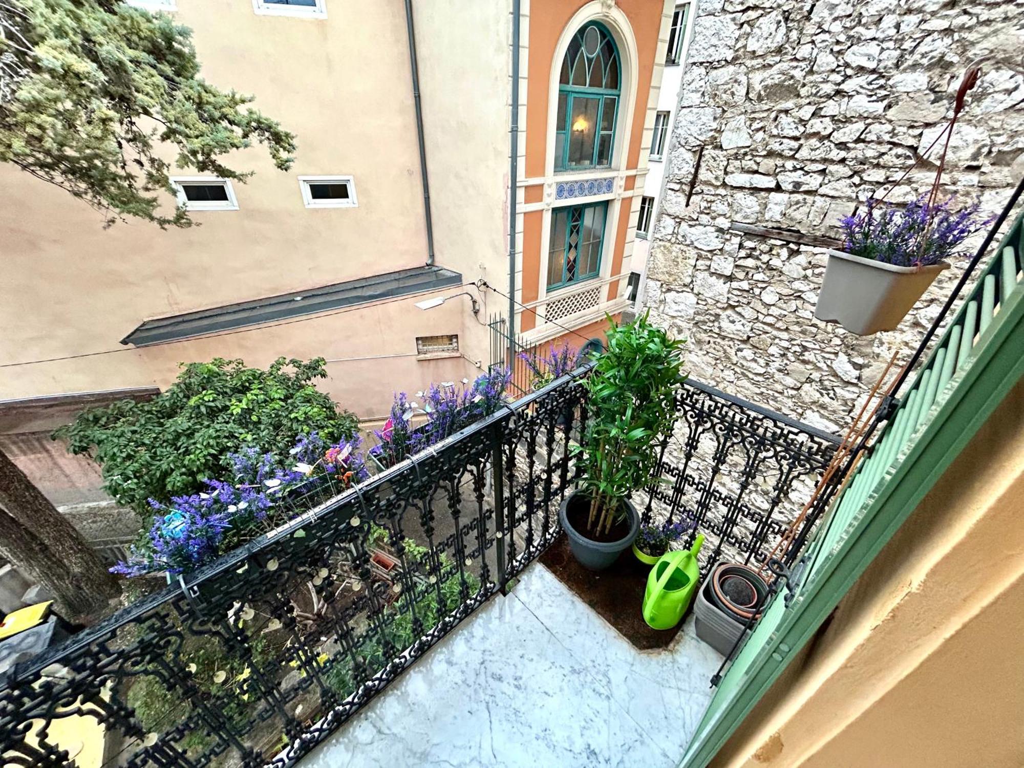 Apartment Lovely & Sunny Loft Heart Of With A/c!